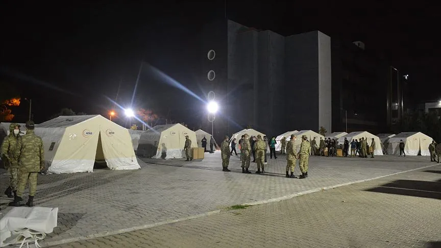 Mehmetçik deprem bölgesindeki yardım faaliyetlerine destek veriyor