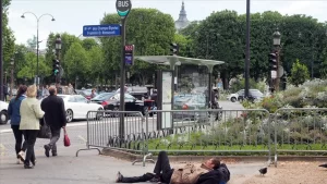 Fransa'nın başkenti Paris'te 700 çocuğun ailesiyle sokakta yaşadığı ortaya çıktı.