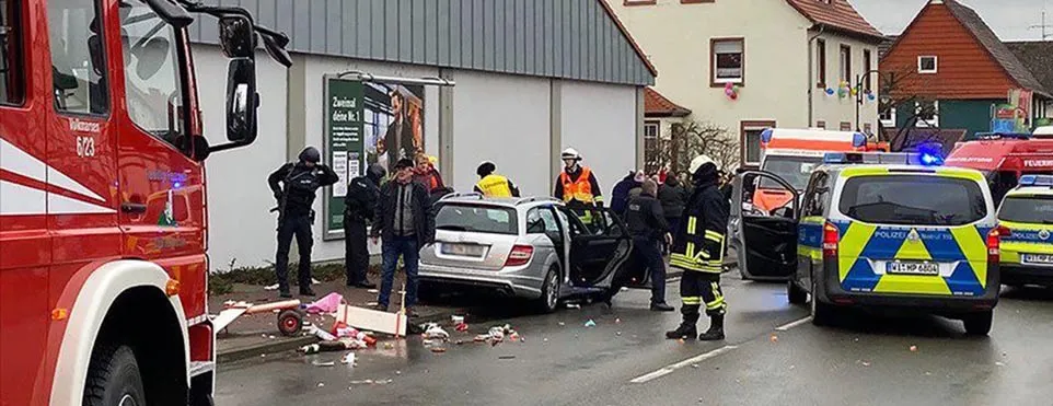 Almanya’da karnaval geçidi bir araç kalabalığın içine girdi