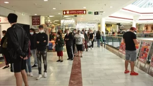 Avusturya'da son günlerde yeni tip koronavirüs (Kovid-19) vakalarındaki artışlar nedeniyle