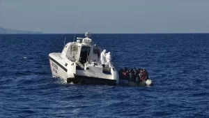 Çanakkale ve İzmir açıklarında, Yunan Sahil Güvenliğince Türk kara sularına