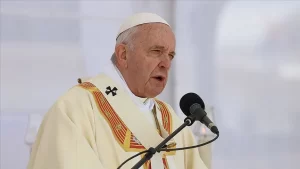 Çin, yeni kitabında Müslüman Uygur azınlığın ızdırap çektiğinden bahseden Papa
