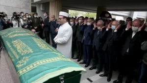 Eski CHP milletvekili Muharrem İnce, gazeteci Bekir Coşkun'un cenaze törenine