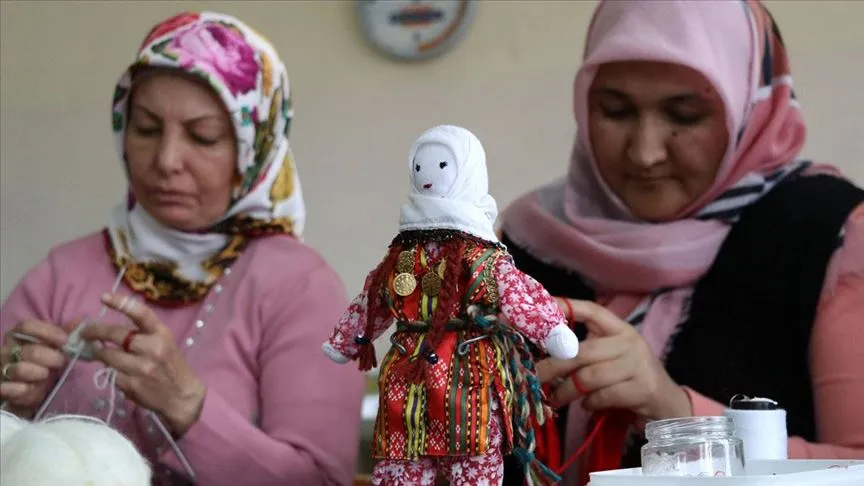 Naftalin kokan sandıklardan çıkan eşyalar geleneksel 'Oynar bebeğe' dönüşüyor