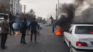 İran'da devam eden benzin zammı protestoları nedeniyle ülke genelinde sabit