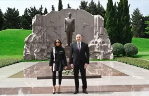 Azerbaycan'ın ulusal lideri Haydar Aliyev, doğumunun 97'nci yılında başkent Bakü