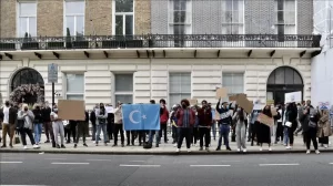 Çin'in Londra Büyükelçiliği önünde toplanan değişik uluslardan öğrenciler, Uygur Türklerine