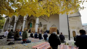 Bosna Hersek'in başkenti Saraybosna'da mevlit programı düzenlenirken, camiye gelen Saraybosnalılar