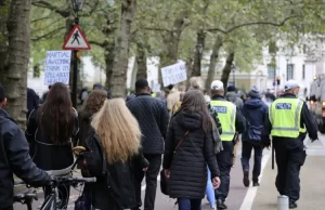 İngiltere'nin başkenti Londra'da yeni tip koronavirüs (Kovid-19) önlemleri kapsamında farklı