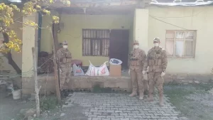 Hakkari'de Vefa Sosyal Destek Grubu ekipleri, Kovid-19 tedbirleri kapsamında sokağa