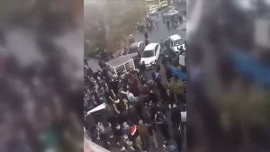 Tarihi Tebriz Çarşısı civarında bir araya gelen göstericiler, "Karabağ bizimdir