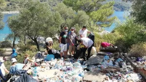 Muğla'nın Fethiye ilçesindeki koyda yaklaşık 2 ton çöp toplandı.