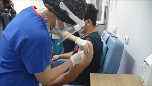 Yeni tip koronavirüsle (Kovid-19) mücadele kapsamında başlatılan aşılamanın ilk gününde,