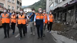 Ulaştırma ve Altyapı Bakanı Adil Karaismailoğlu, Giresun'daki selden etkilenen Dereli