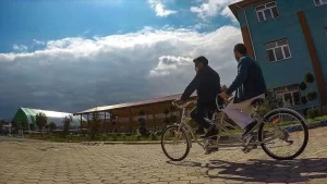 Görme engelli atletizm sporcusu Nusret Açık ile bedensel engelli Abidin