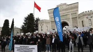Anadolu Gençlik Derneği (AGD) üyeleri, Boğaziçi Üniversitesinde Kabe fotoğrafının yere
