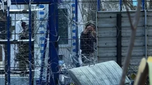 Yunan güvenlik güçleri gaz fişeklerini direkt sığınmacıları hedef alarak atıyor