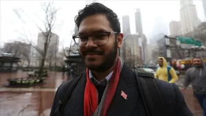 New York’ta yaşayan Bangladeş kökenli ABD'li Süleyman Ali, yakasında taşıdığı