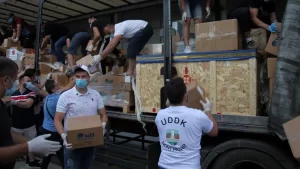 Başkent Belgrad'dan tırlarla Novi Pazar şehrine ulaştırılan yardım kolileri, şehir