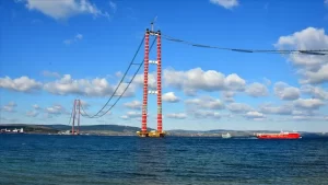 Hizmete açıldığında "dünyanın en büyük orta açıklıklı asma köprüsü" unvanını
