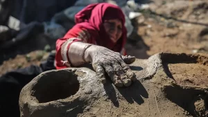 Gazze'de 30 yıldır ailesinin geçimini toprak fırın yaparak sağlayan 77