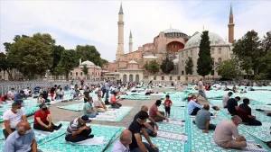 Ayasofya-i Kebir Cami-i Şerifi'ne ziyaretçilerin ilgisi hafta sonu da devam