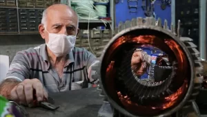Küçük yaşta oto elektrikçiliğe ilgi gösteren ve zamanla araç motorlarına