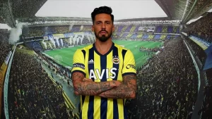 Fenerbahçe, 35 yaşındaki Arjantinli futbolcu Jose Sosa'yı transfer ettiğini duyurdu.
