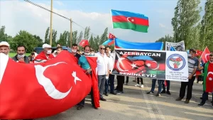 Iğdır'da bir araya gelen grup, Türkiye-Ermenistan sınırında Ermenistan'ın Azerbaycan'a yönelik