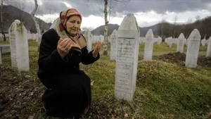 Bosna'daki savaşta 8 binden fazla Boşnak erkeğin katledildiği Srebrenitsa Soykırımı'nda