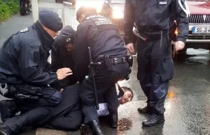 Krefeld'de bir binada çıkan yangın sonrasında polisin bir vatandaşı yumrukladığı