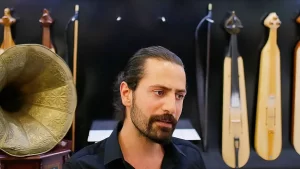 İstanbul Beykoz'daki sanat evinde 15 yıldır yüzlerce kişiye kemençe çalmayı