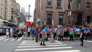 Amerika'da yaşayan Azerbaycan ve Türkiye vatandaşları, New York'taki Birleşmiş Milletler
