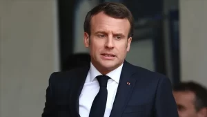 Paris'te yaşayan Fransızlar ülkede Kovid-19 tedavi sürecinde sağlık imkanlarına ulaşmanın