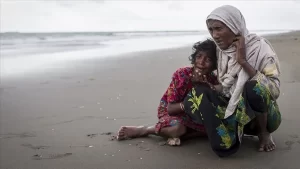 Myanmar ordusunda görevli iki asker, Arakanlı Müslümanları öldürdüklerini, toplu mezarlara