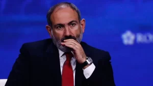 Başkent Erivan'da protestocular, Paşinyan'ın Ermenistan’ın işgal ettiği Dağlık Karabağ’da Azerbaycan