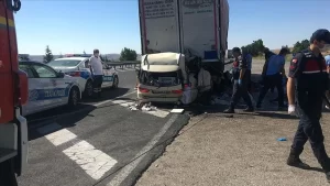 Ankara'nın Gölbaşı ilçesinde, içinde gurbetçi ailenin bulunduğu otomobilin park halindeki