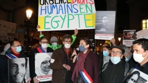 Ulusal Meclis binası önünde toplanan kalabalık, Cumhurbaşkanı Emmanuel Macron'un es-Sisi'yi