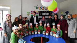 Hatay'ın Altınözü ilçesindeki bir ilkokulun öğrencileri, derste kurdukları turşuları satarak