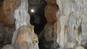 Malatya'nın Doğanşehir ilçesinde bulunan, sarkıtları ve dikitleriyle ziyaretçilerine eşsiz güzellikler