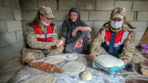 Van'da kadın jandarma ekipleri, koronavirüs tedbirleri kapsamında evden çıkmaları kısıtlanan