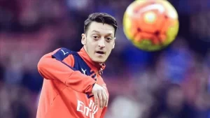 İngiltere ekibi Arsenal'da forma giyen Mesut Özil, Azerbaycan ordusunun Ermenistan'ın