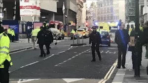 İngiltere'nin başkenti Londra'daki bıçaklı saldırıda 2 kişinin öldüğü, 3 kişinin