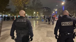 Fransa’nın başkenti Paris’te Afrika kökenli bir kişiye şiddet uygulayan polisler,