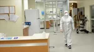 Bitlis'te pandemi hastanesinde görev yapan Enfeksiyon Hastalıkları Uzmanı Dr. Emine