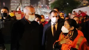 Cumhurbaşkanı Erdoğan, Bornova ilçesinde kriz merkezindeki basın toplantısının ardından, depremin