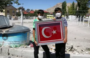 Çöpteki Türk bayraklarını temizleyip asan çocukların duyarlılığı duygulandırdı