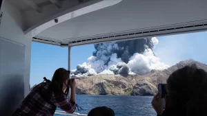 Yeni Zelanda'nın kuzeyindeki Plenty Körfezi açıklarında Beyaz Ada'daki Whakaari Yanardağı'nın