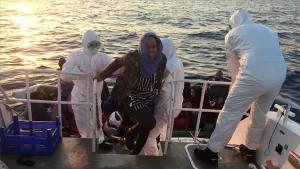 İzmir'de Yunan Sahil Güvenlik unsurları tarafından Türk kara sularına geri