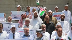 Filistin Alimler Birliğinin çağrısı üzerine Gazze'de düzenlenen gösteriye katılan alimler,